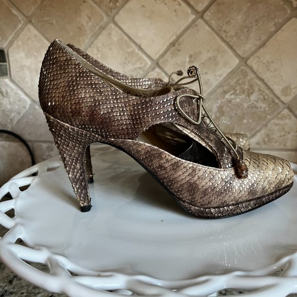 Stuart Weitzman Women's Brown Taupe Snake Scale Peep Toe Heels - Picture 2 of 9